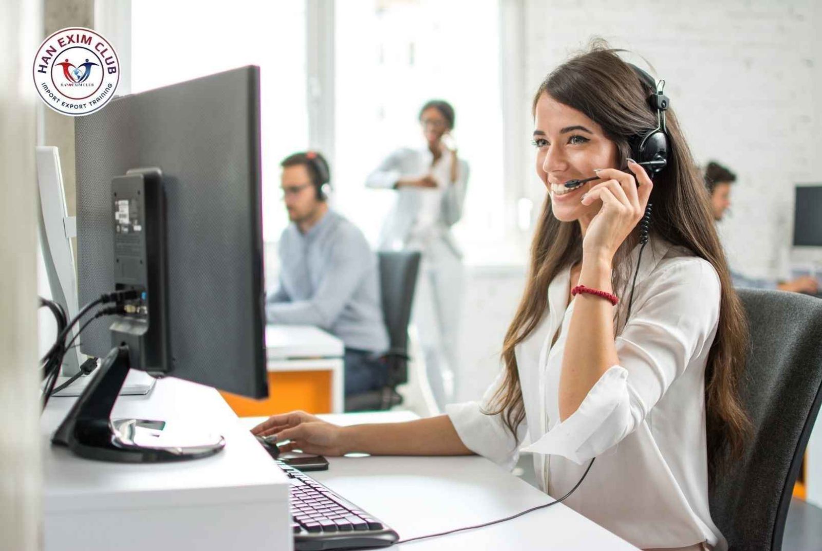 Nhân viên hải quan làm những gì